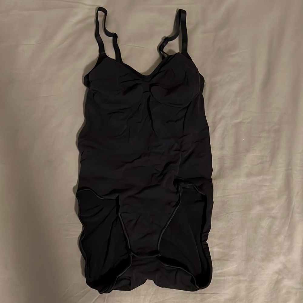 SKIMS SCULPTING BODYSUIT W. SNAPS